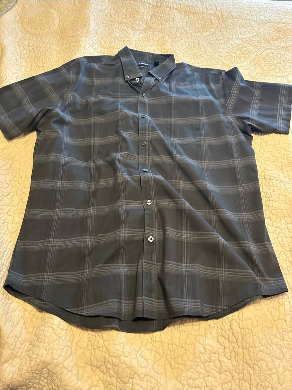 Van Heusen Men's Short-Sleeve Button-Down Shirt in Charcoal Plaid